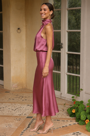 Elegante Satijnen Jurk Met Hoge Hals Oud Roze