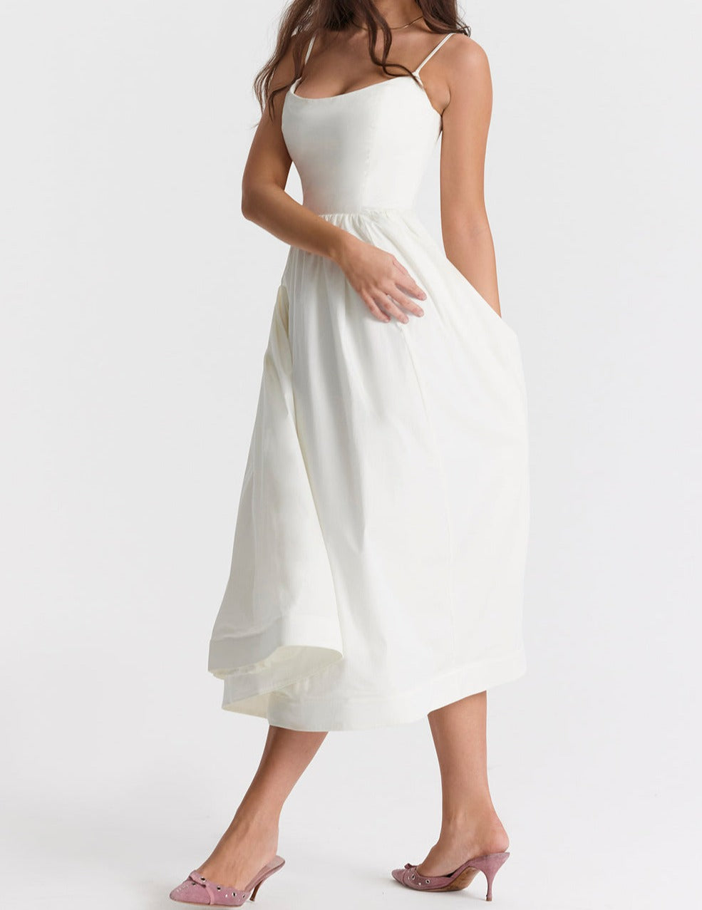 Elegante Midi Jurk met Bandjes en Uitlopende Rok