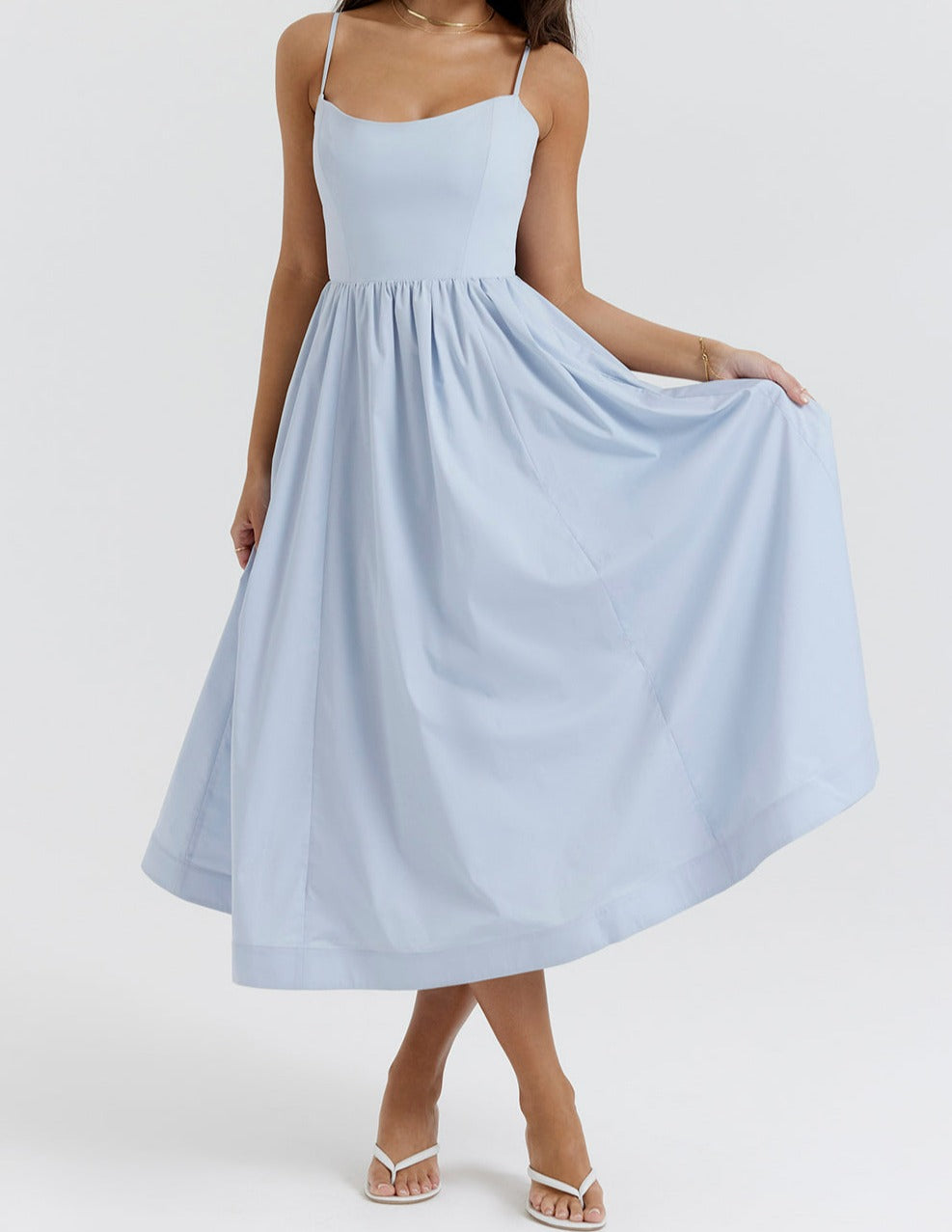 Elegante Midi Jurk met Bandjes en Uitlopende Rok