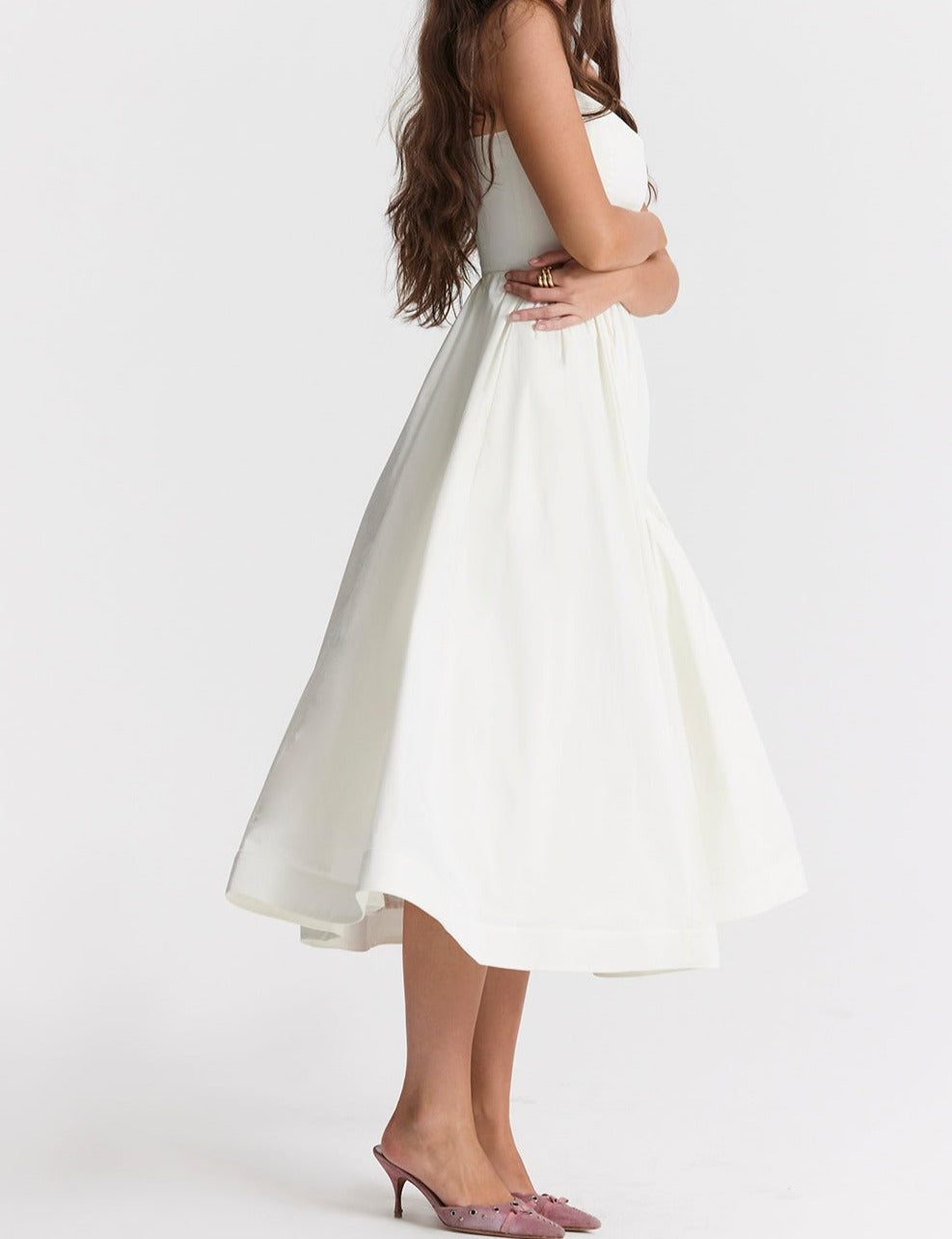 Elegante Midi Jurk met Bandjes en Uitlopende Rok