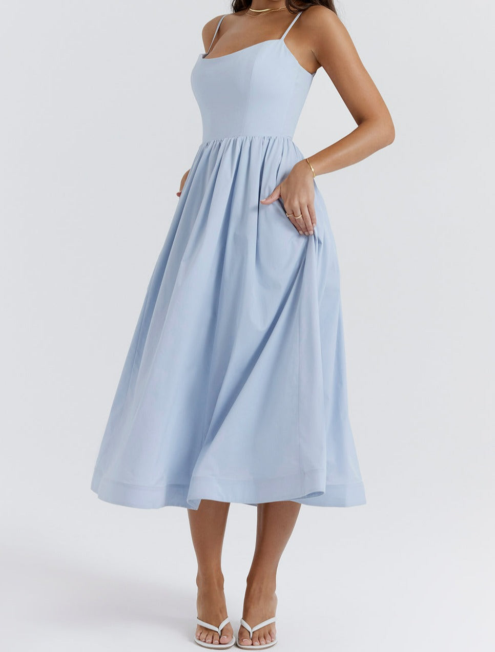 Elegante Midi Jurk met Bandjes en Uitlopende Rok