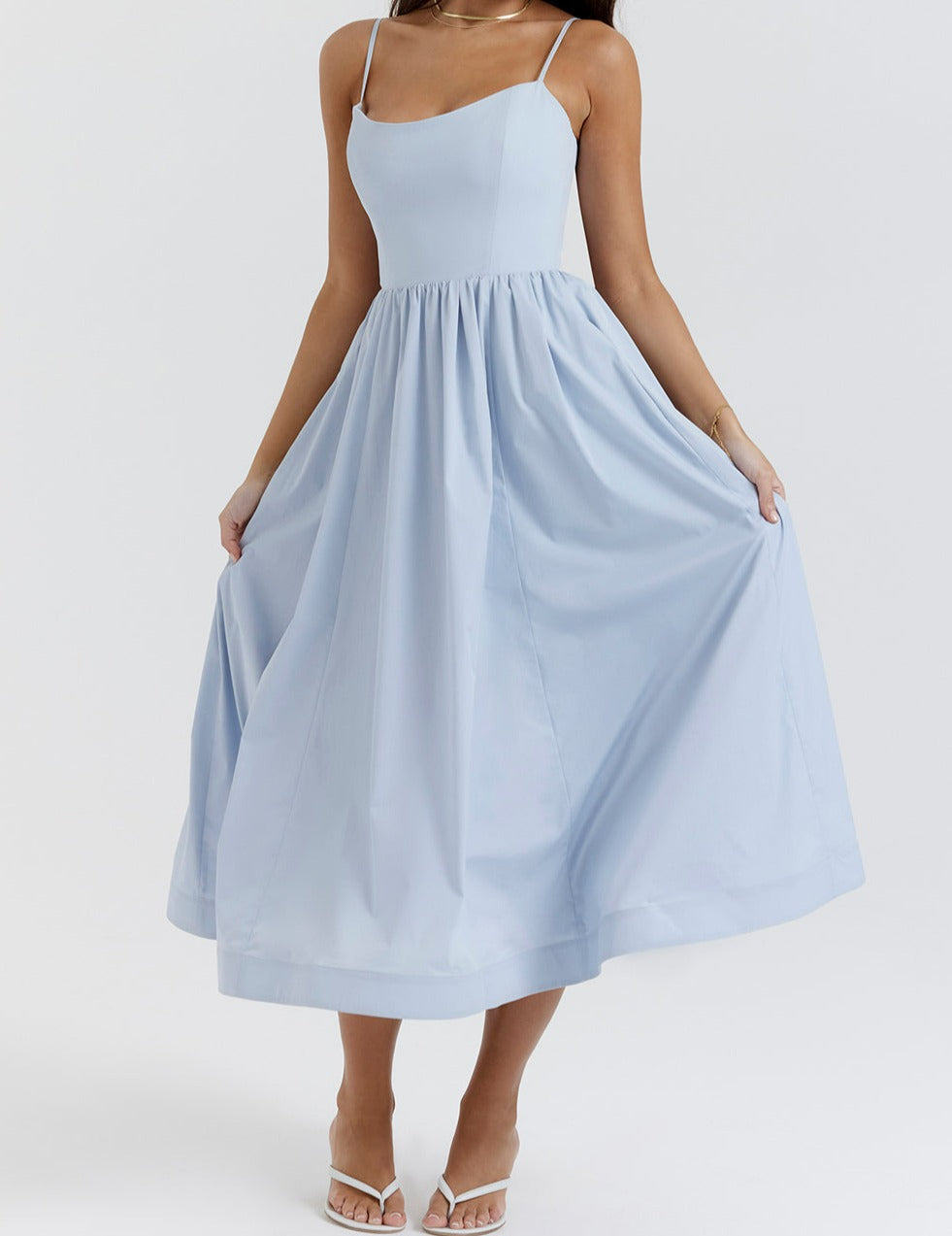 Elegante Midi Jurk met Bandjes en Uitlopende Rok