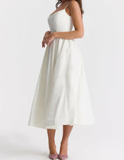 Elegante Midi Jurk met Bandjes en Uitlopende Rok