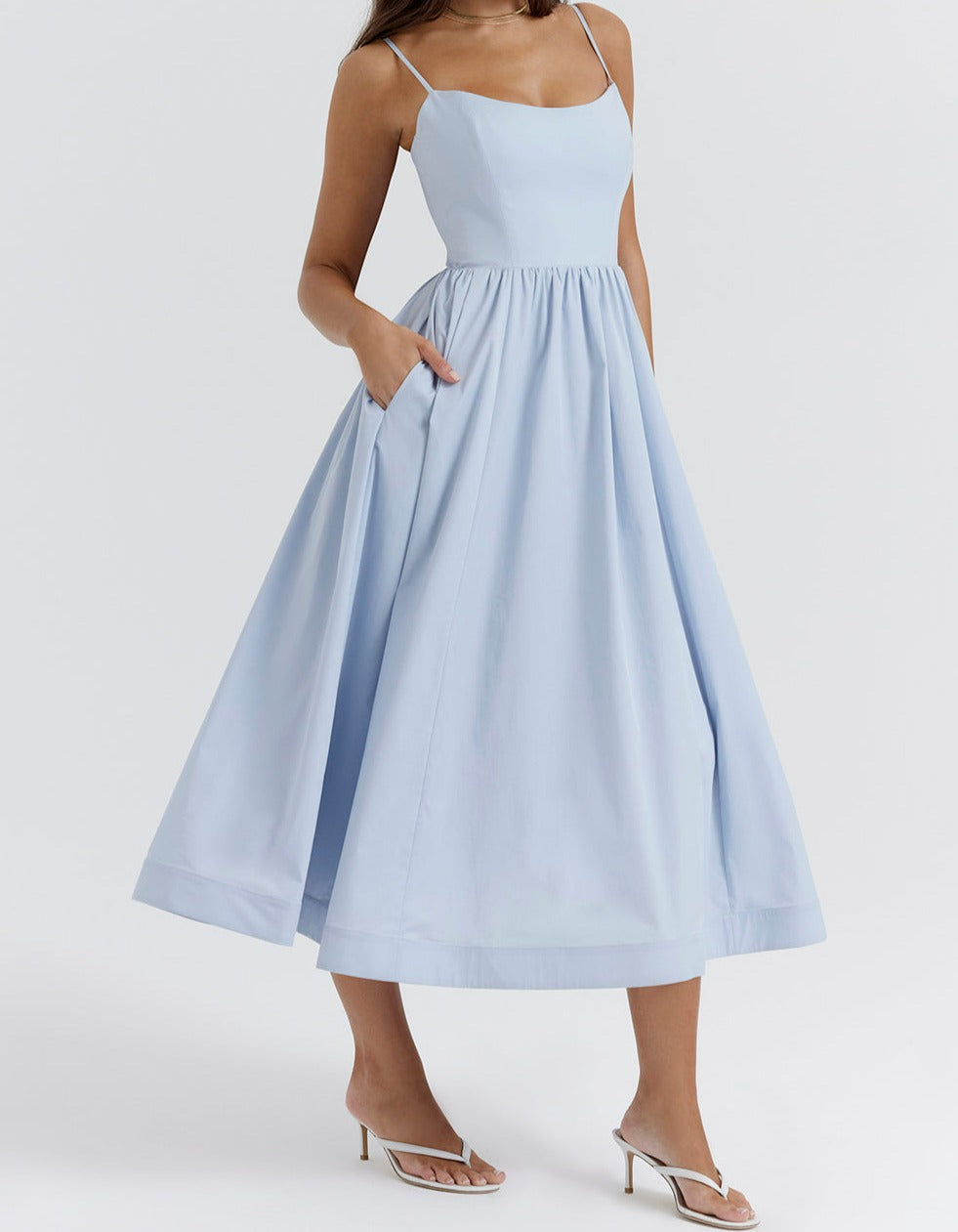 Elegante Midi Jurk met Bandjes en Uitlopende Rok