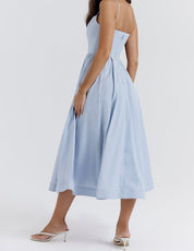 Elegante Midi Jurk met Bandjes en Uitlopende Rok