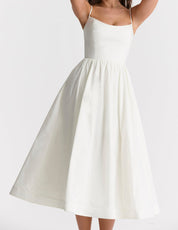Elegante Midi Jurk met Bandjes en Uitlopende Rok