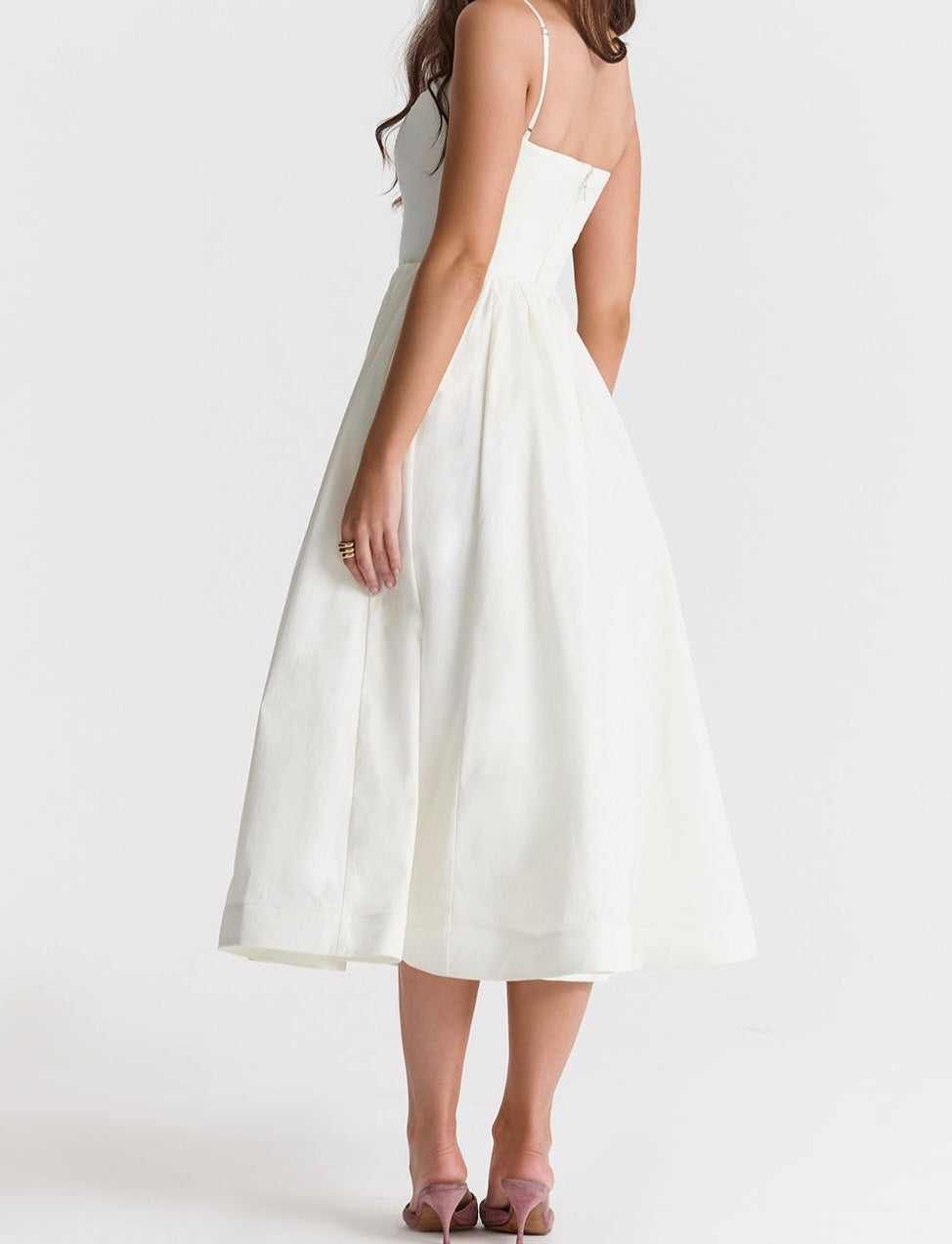 Elegante Midi Jurk met Bandjes en Uitlopende Rok