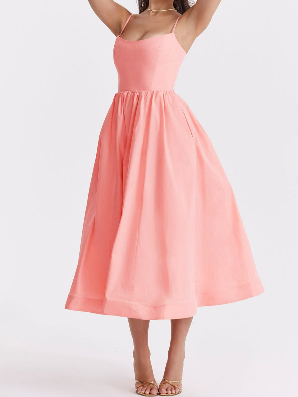 Elegante Midi Jurk met Bandjes en Uitlopende Rok