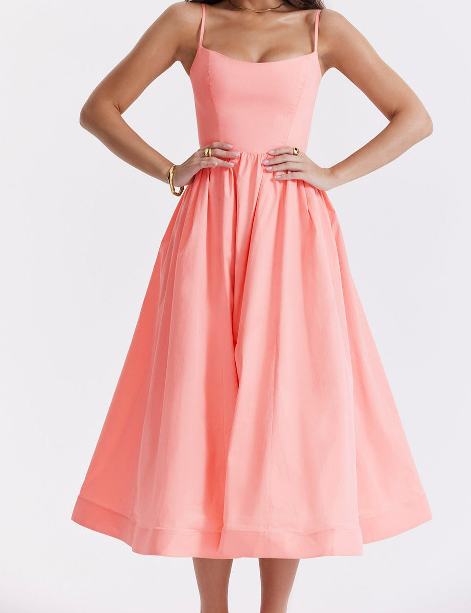 Elegante Midi Jurk met Bandjes en Uitlopende Rok