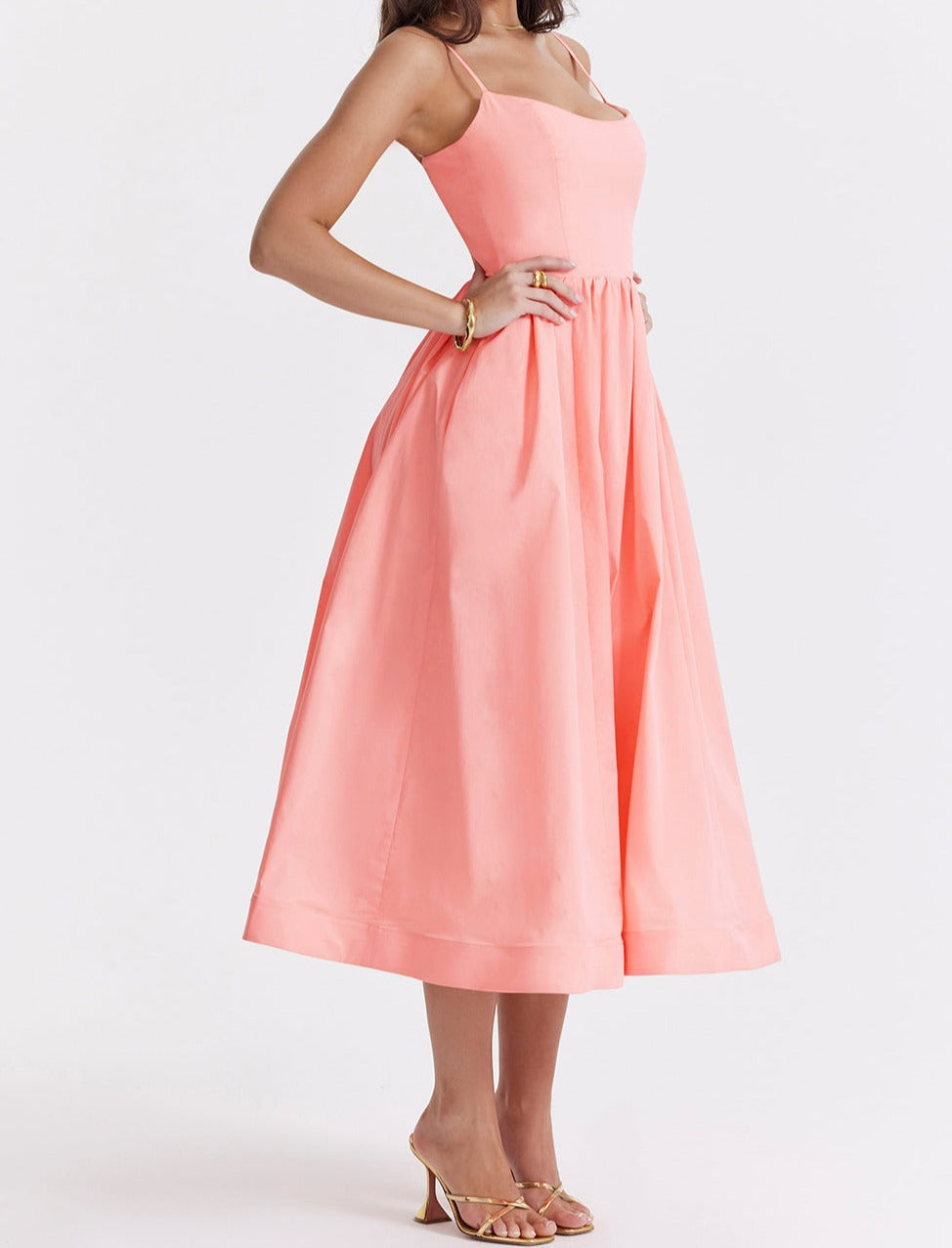 Elegante Midi Jurk met Bandjes en Uitlopende Rok