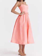 Elegante Midi Jurk met Bandjes en Uitlopende Rok