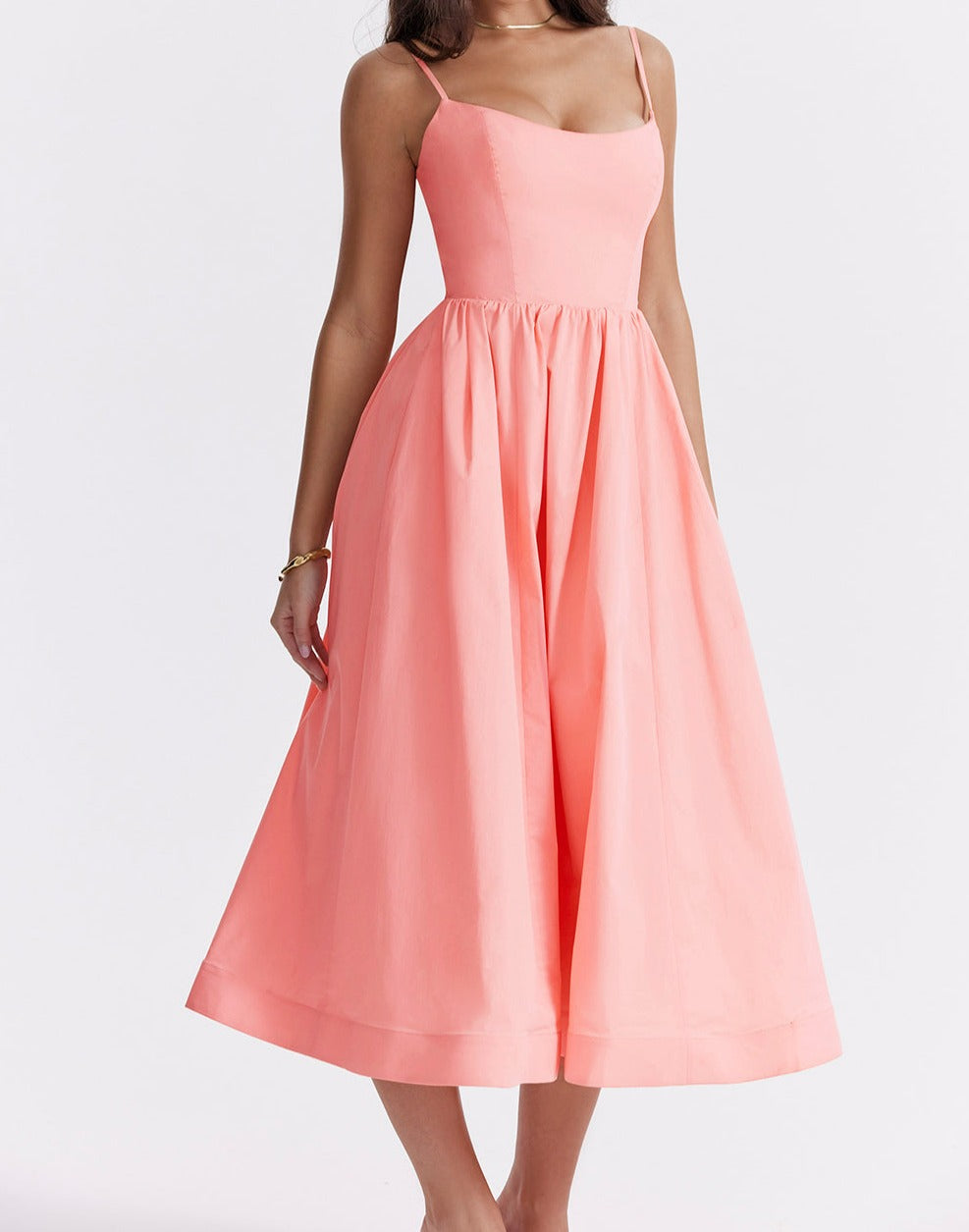 Elegante Midi Jurk met Bandjes en Uitlopende Rok
