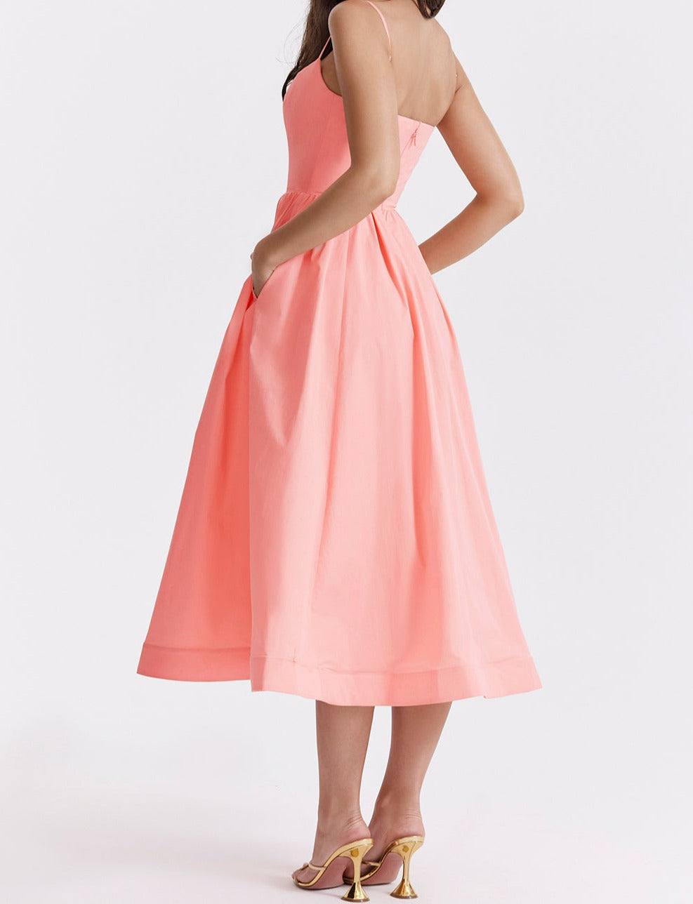 Elegante Midi Jurk met Bandjes en Uitlopende Rok